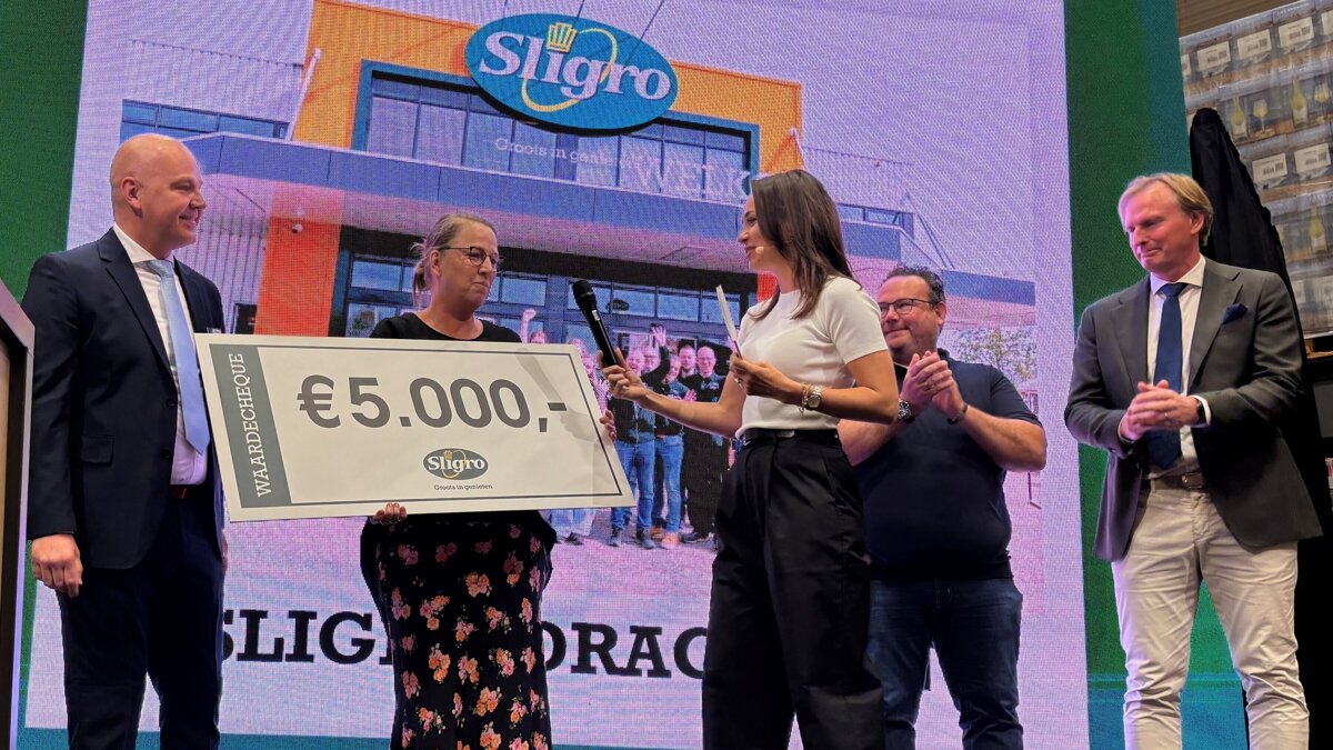 Cheque voor De Fûgelhelling_heropening Sligro Drachten.jpg