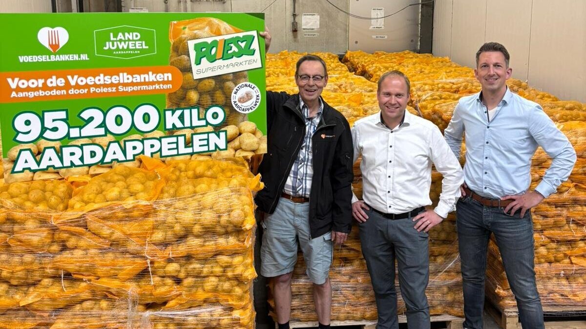 Foto 1 - Poiesz doneert 95.000 kilo aardappelen en € 37.658,20 aan de Voedselbank