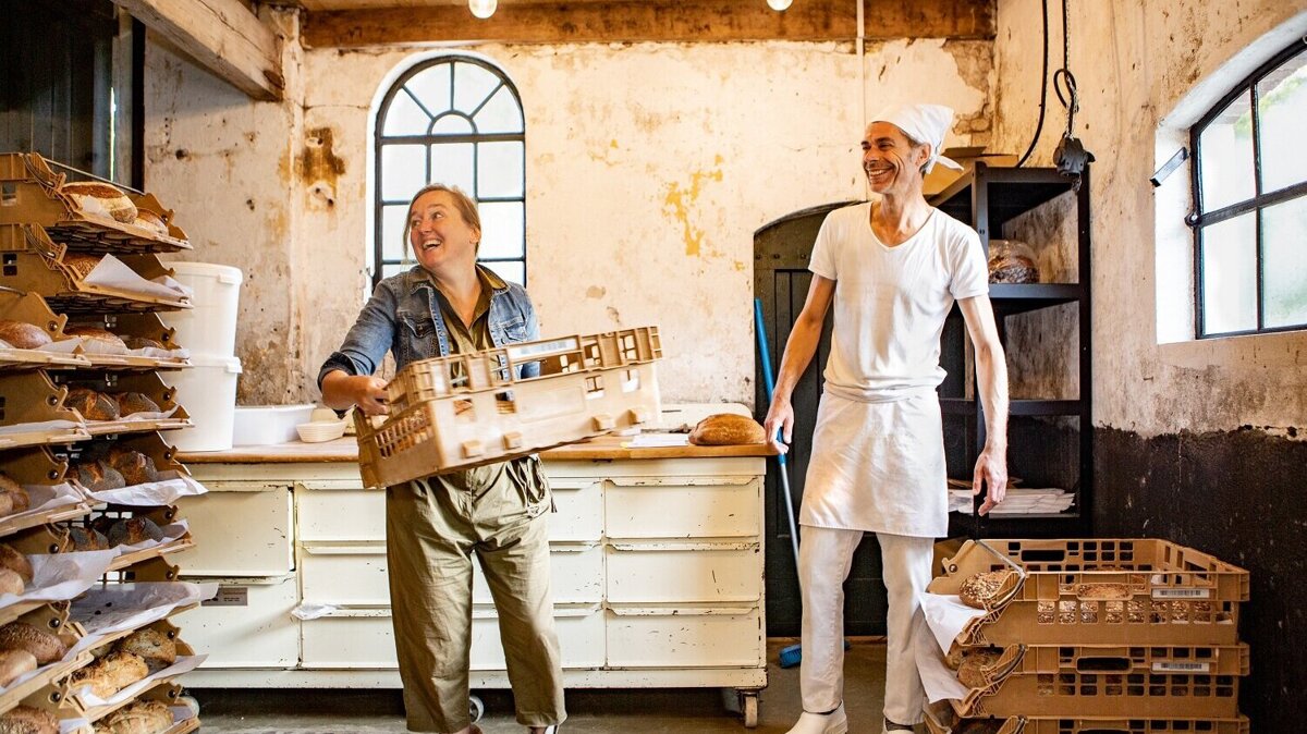 Juliette Borggreve en Rene van der Veer sorteren het brood in de bakkerij van de Veldkeuken door liesbeth paardekooper.jpg