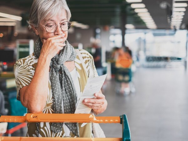 vrouw schrikt van bon inflatie supermarkt winkelen.jpg