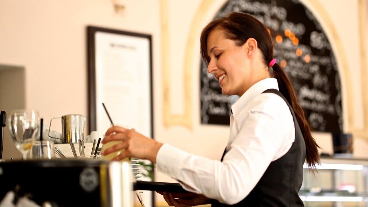 luckylife11-waitress-2376728_1920