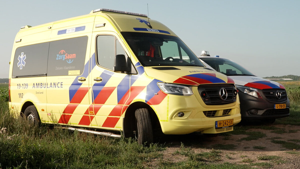 Archief_112_Ambu met politiebus